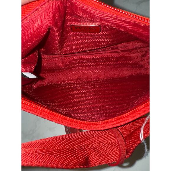 Prada Re-Edition Nylon Shoulder Bag in Rosso - Picture 3 of 7
